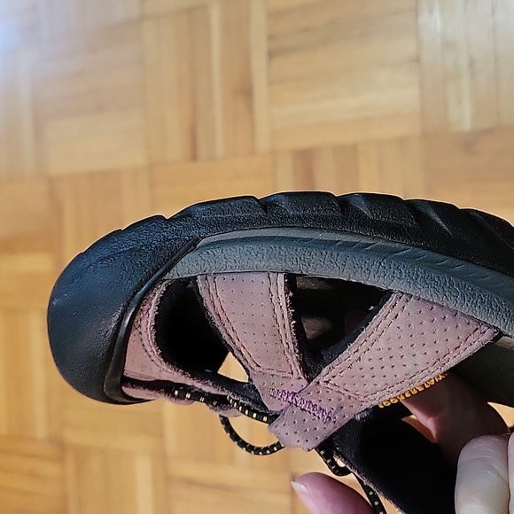 Keen waterproof closed toe sandal. - Picture 6 of 6